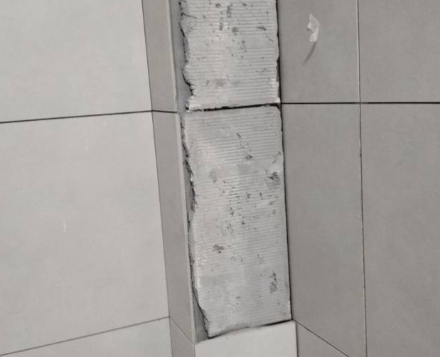 广安瓷砖空鼓维修公司分享下瓷砖施工前基层浇水润湿程度不足，可能导致以下问题